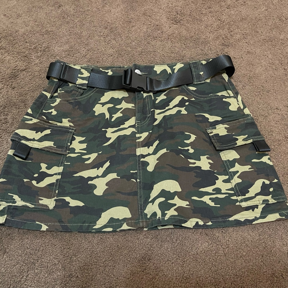 Camo mini skirt. Size XL.